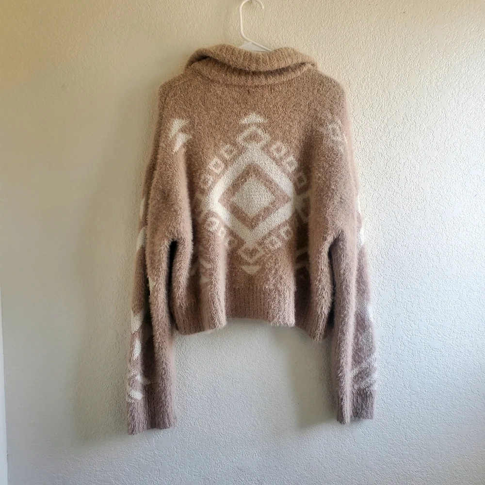 Jessica Simpson Tan Cropped Sweater Aztec Print Comfy Cozy Eyelash Texure